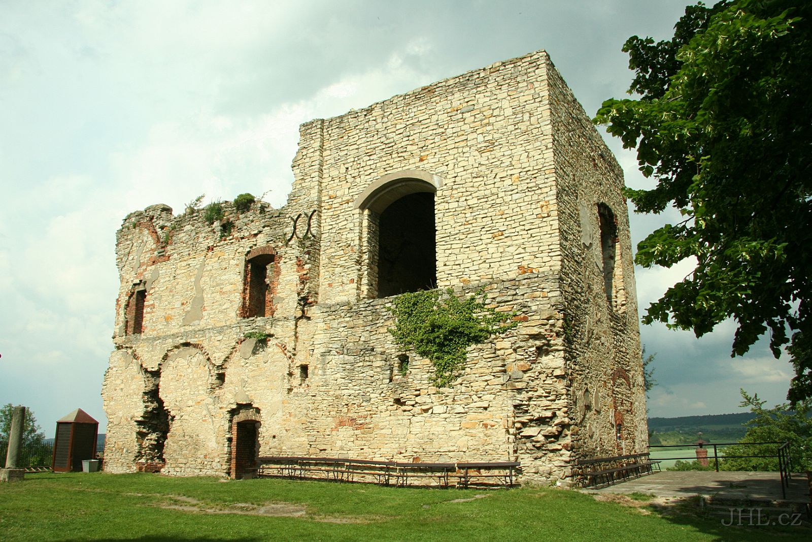 060617c264.JPG - hrad Košumberk - zřícenina hradu postaveného kolem roku 1300