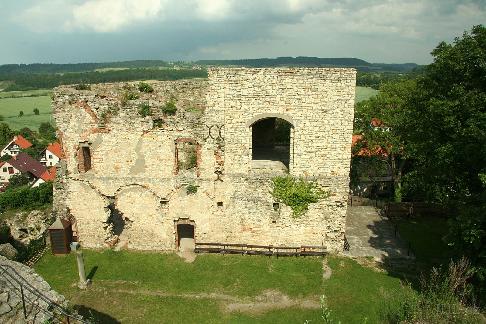 060617c266.JPG - hrad Košumberk - zřícenina hradu postaveného kolem roku 1300